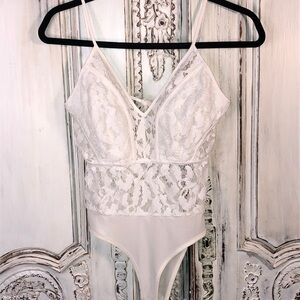 LULUMARI Spaghetti Strap Peekaboo Lace Snap  Crotch Bodysuit Size Small